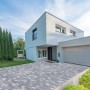 EHL Pflaster SlimStone in Grau-Anthrazit verlegt vor modernem Haus.