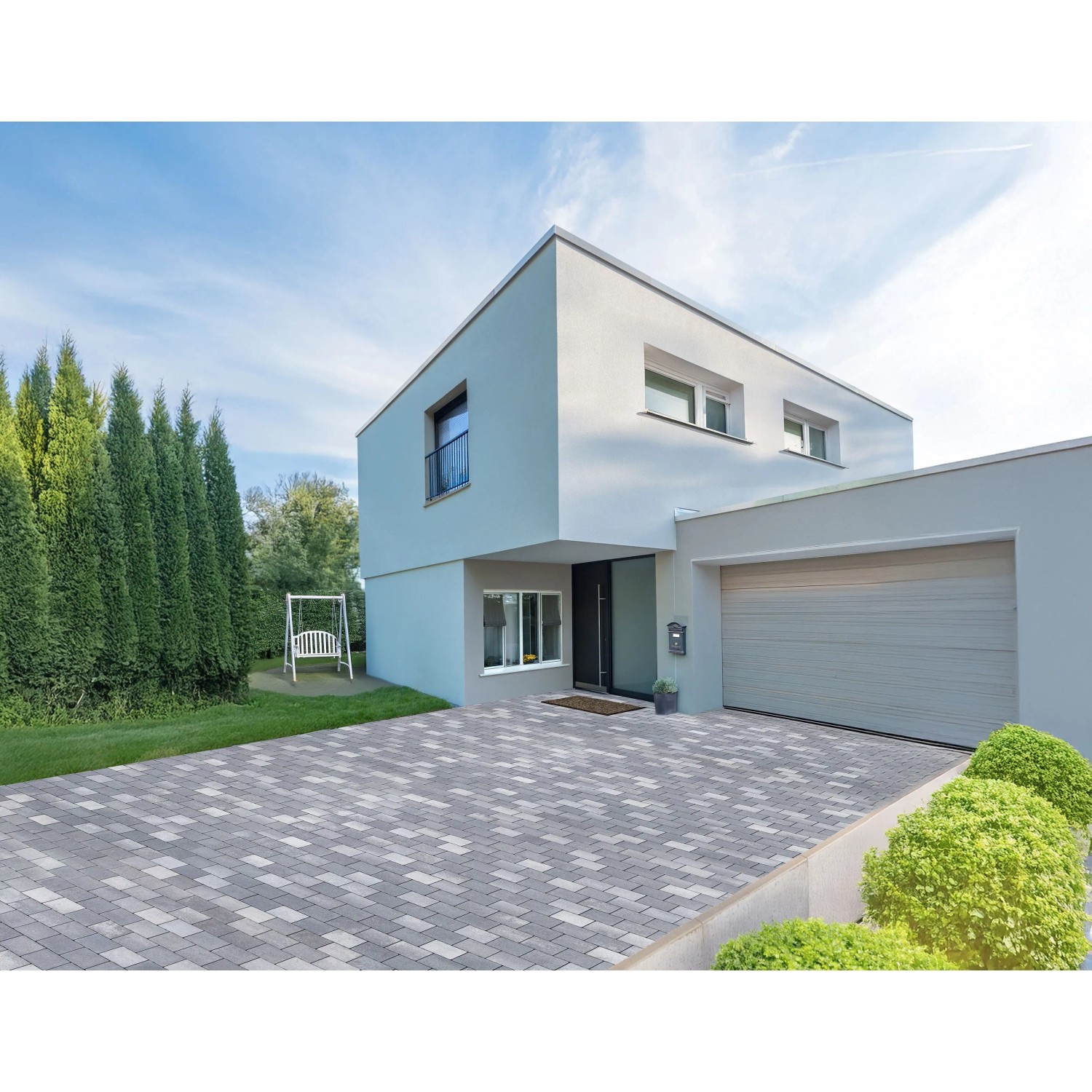 EHL Pflaster SlimStone in Grau-Anthrazit verlegt vor modernem Haus.
