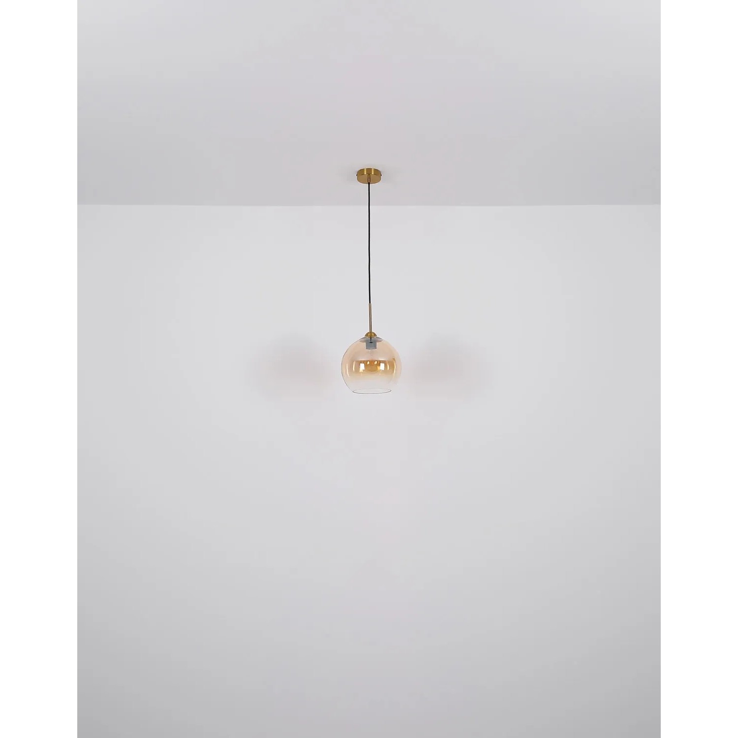 Globo Hängeleuchte Jamessa, messingfarben, mit amberfarbenem Glasschirm. Pendelleuchte mit Textilkabel.