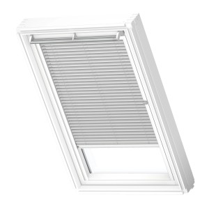 Velux Jalousie, silber gebürstet, für Dachfenster zur Lichtregulierung.