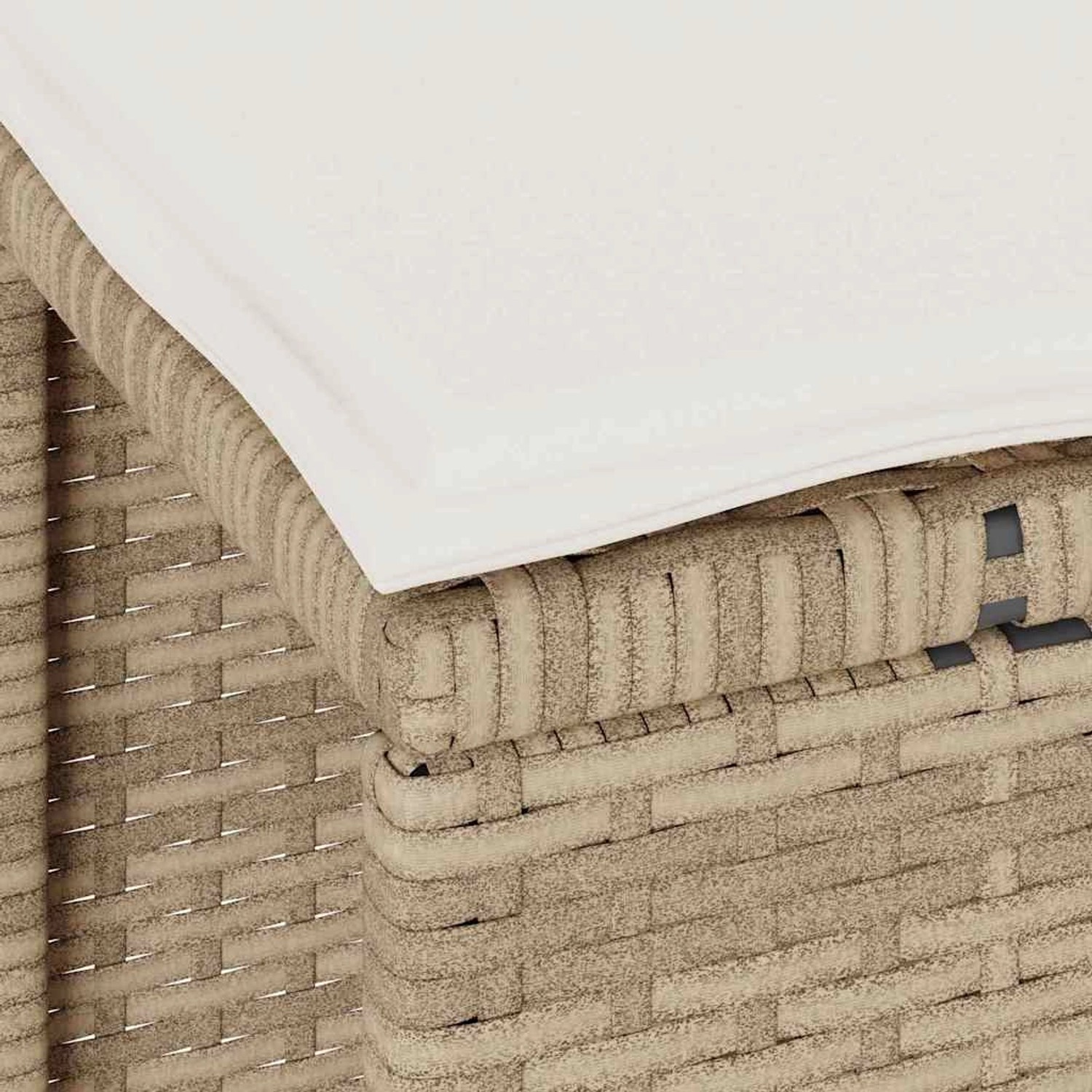 Detailansicht: Beige Poly Rattan Gartenmöbel Set mit Tisch und Hocker mit Kissen.