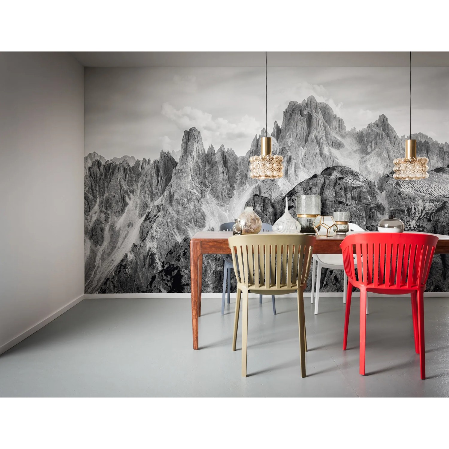 Komar Vlies Fototapete Peaks, 400x250cm, mit Bergmotiv in Schwarz-Weiß im Esszimmer.