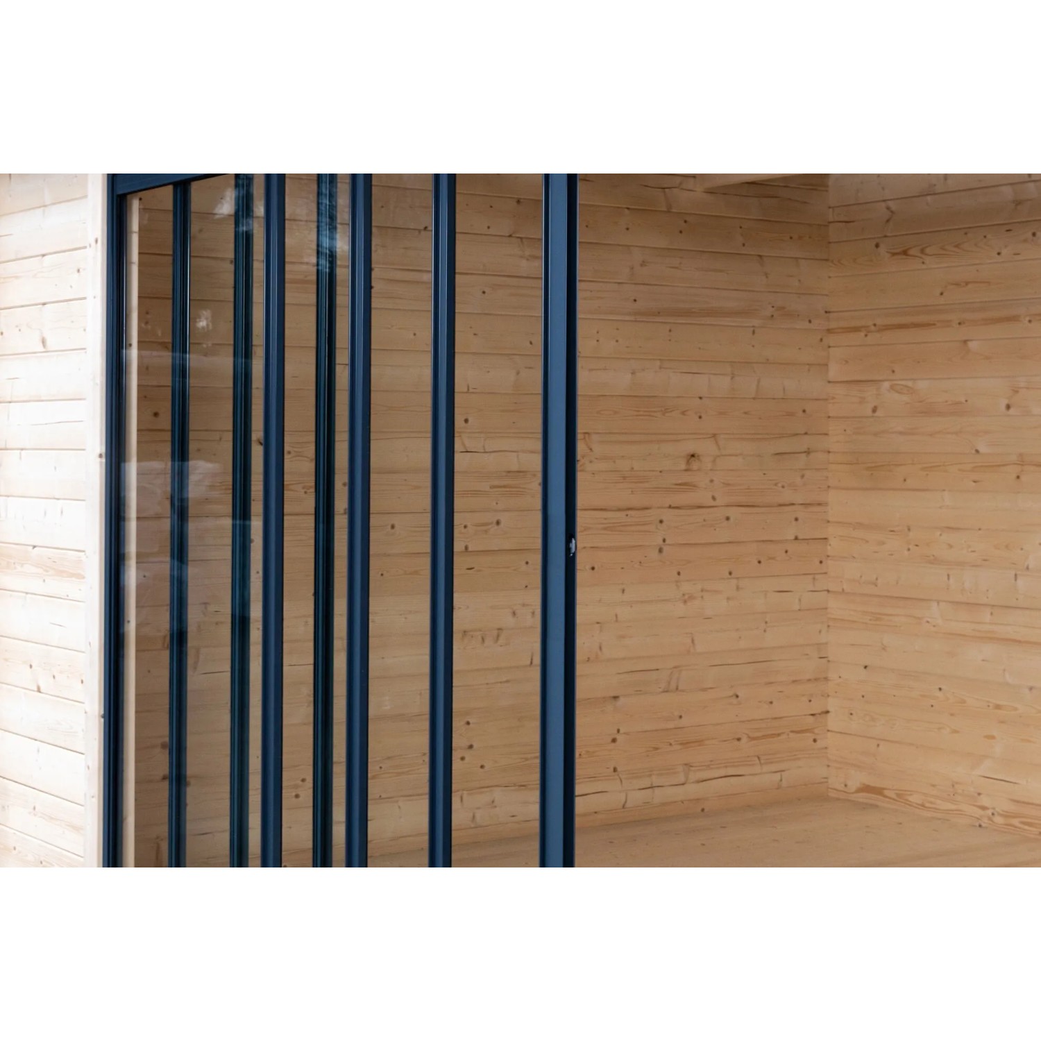Detailansicht: Fjordholz Gartenhaus Alu Concept 44 A mit Schiebetür und unbehandelten Holzwänden.