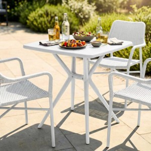 Weißer DELUKE SVEN Kunststoff-Gartentisch 72x72cm eckig, mit Essen und Getränken auf einer Terrasse. Ideal für Balkon.