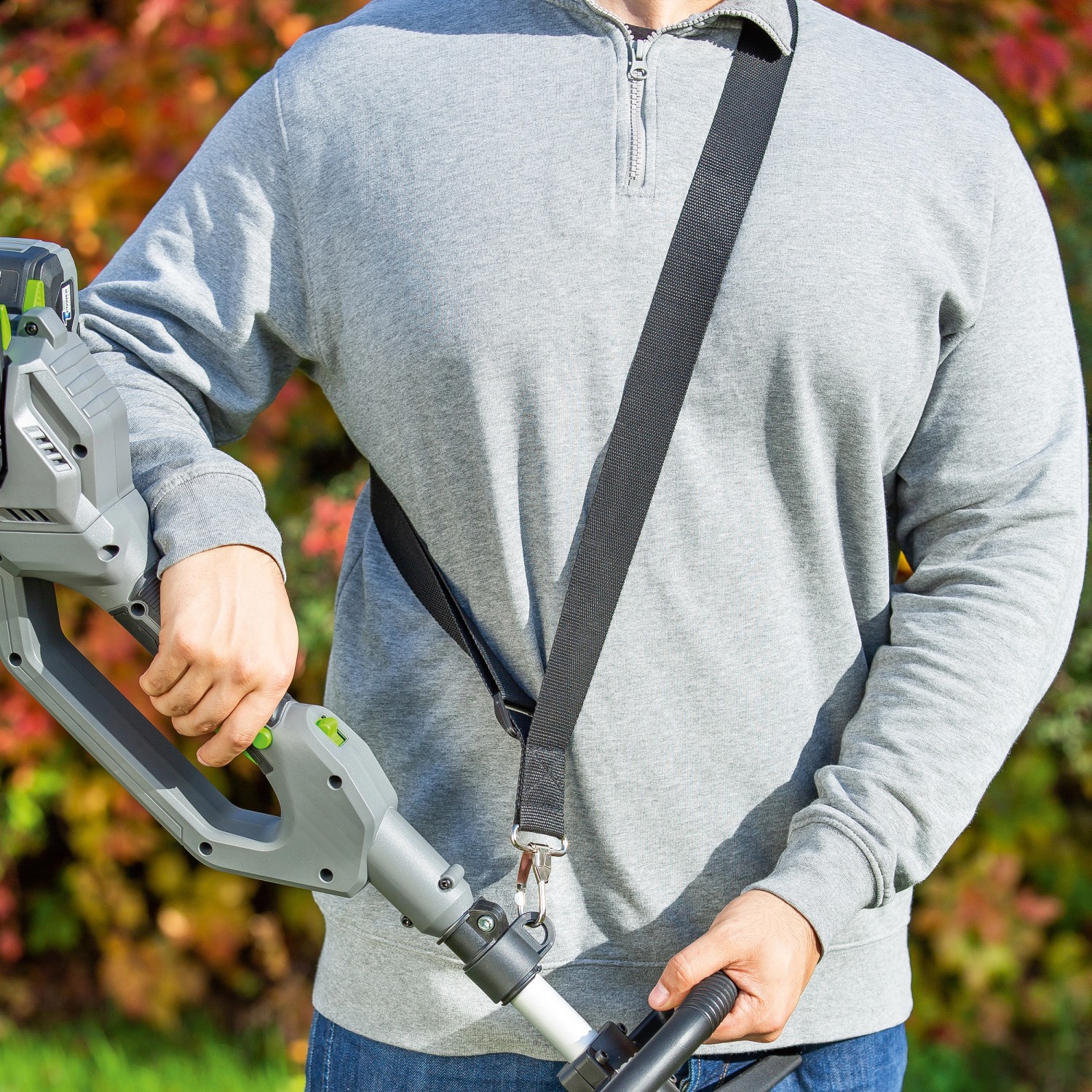 Akku-Freischneider LUX-TOOLS A-FS-2x20/35 mit Schultergurt im Einsatz.