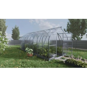Klasika Gewächshaus 15m² mit Polycarbonat im Garten, Tür geöffnet.
