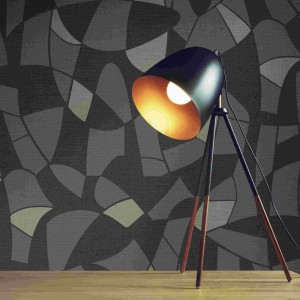 Tadessi Vliestapete Grafisch M1-No.4251 in Schwarz mit abstraktem Muster. Eine Lampe beleuchtet die dekorative Wandtapete.