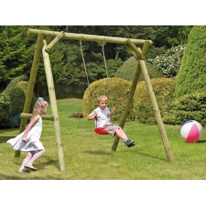 T & J Schaukel Nina aus Holz mit Kind auf Brettschaukel im Garten.