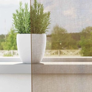 Hellbrauner Voile Vorhang aus Polyester, halbtransparent, filtert Licht am Fenster mit Pflanze auf Fensterbank.