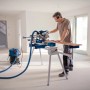 Bosch GCM 305-216 D Kapp- und Gehrungssäge mit Absaugung im Einsatz.