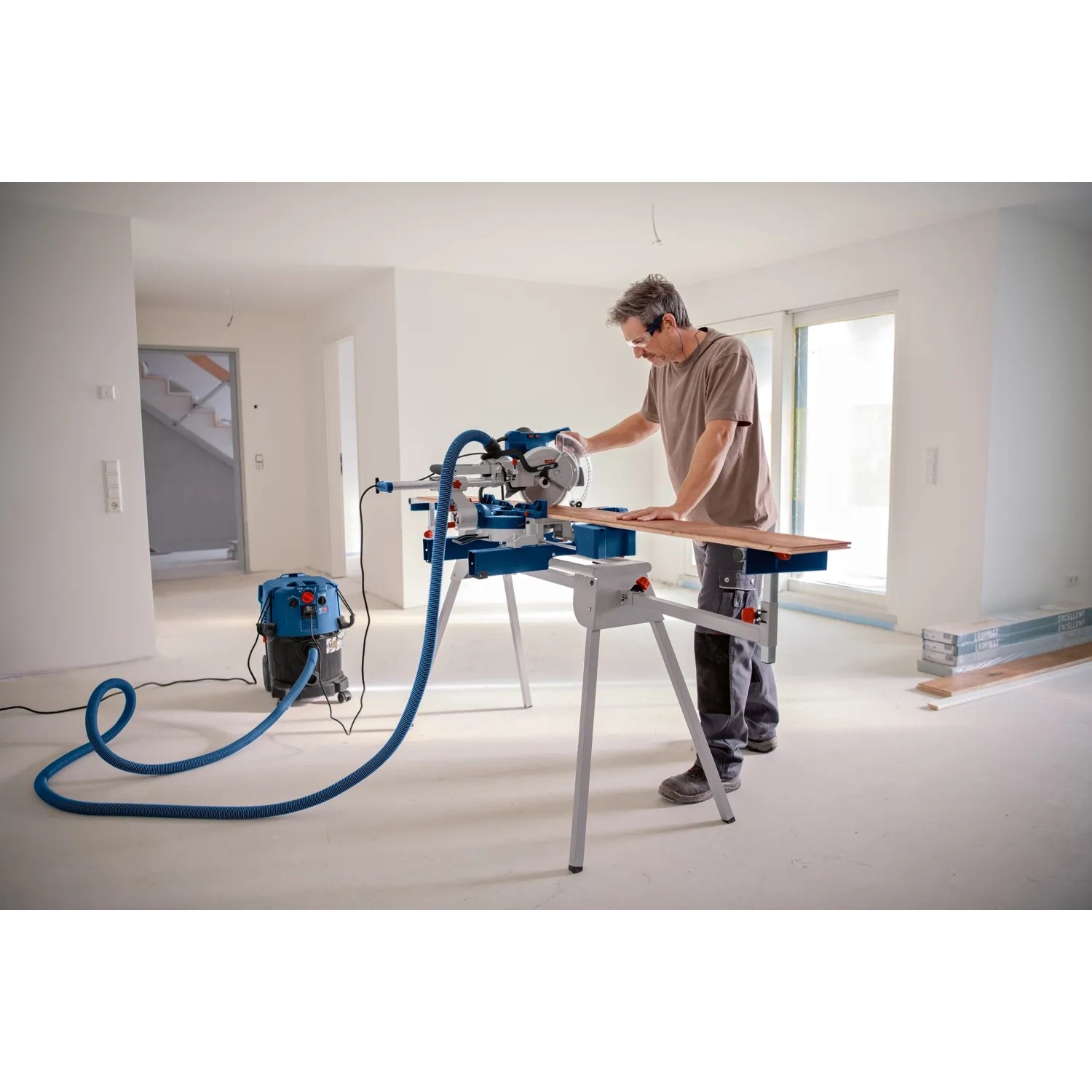 Bosch GCM 305-216 D Kapp- und Gehrungssäge mit Absaugung im Einsatz.