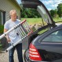 Mann verstaut Hailo FlexLine Teleskopleiter (9-stufig) im Kofferraum. Aluminium Leiter bis 150 kg.