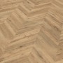 Brauner Egger NatureSense Laminatboden in Holzoptik mit Fischgrätmuster und sichtbarer Maserung, 8 mm stark.