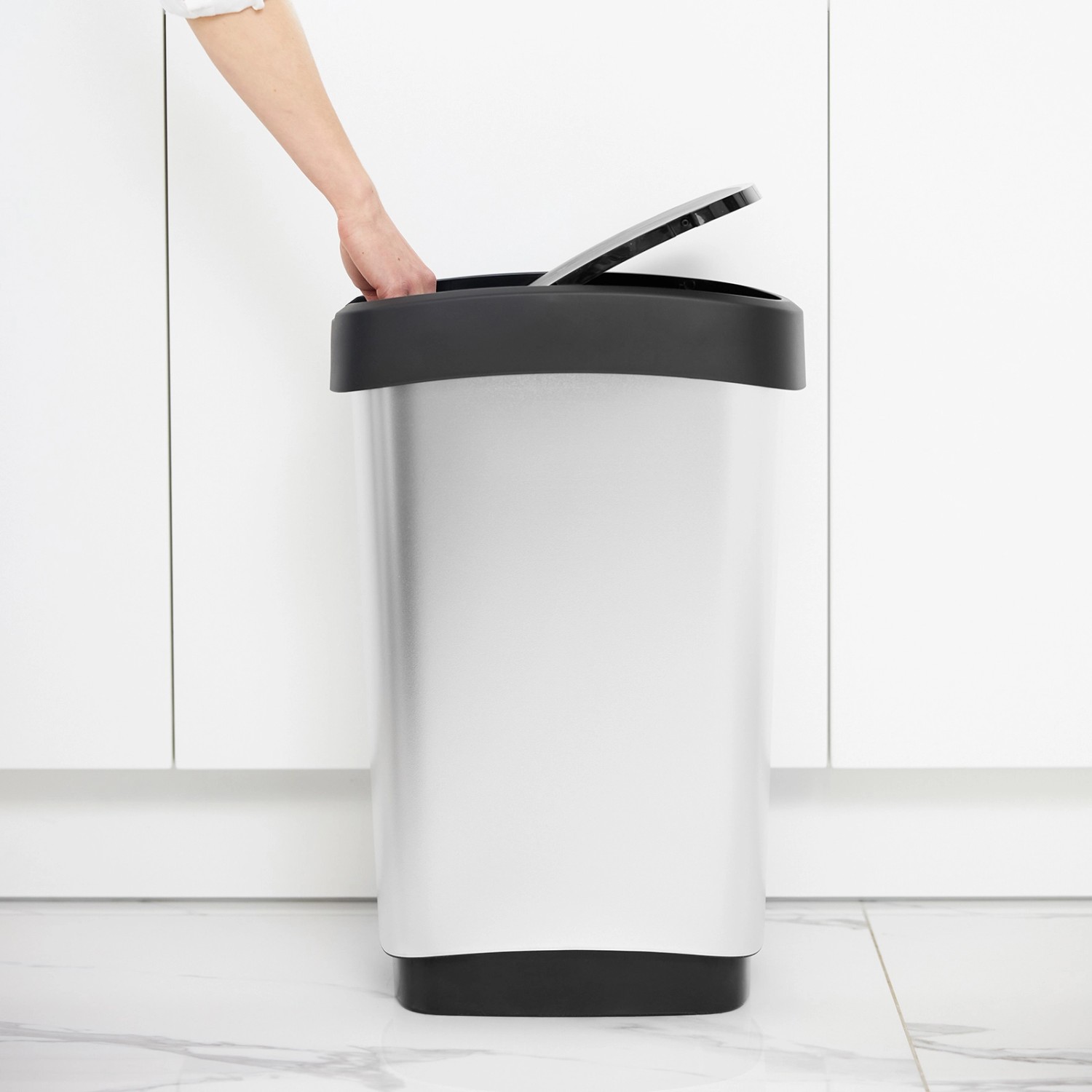 PROREGAL Abfalleimer, 50 Liter, silber-schwarz, mit Hand am Klappdeckel.