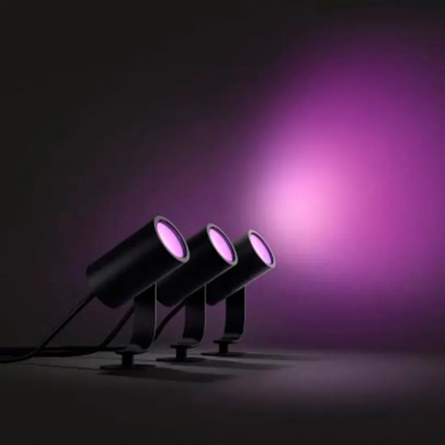 Philips Hue Lily LED-Gartenstrahler 3er-Set, schwarze Außenleuchten mit farbigem Licht.