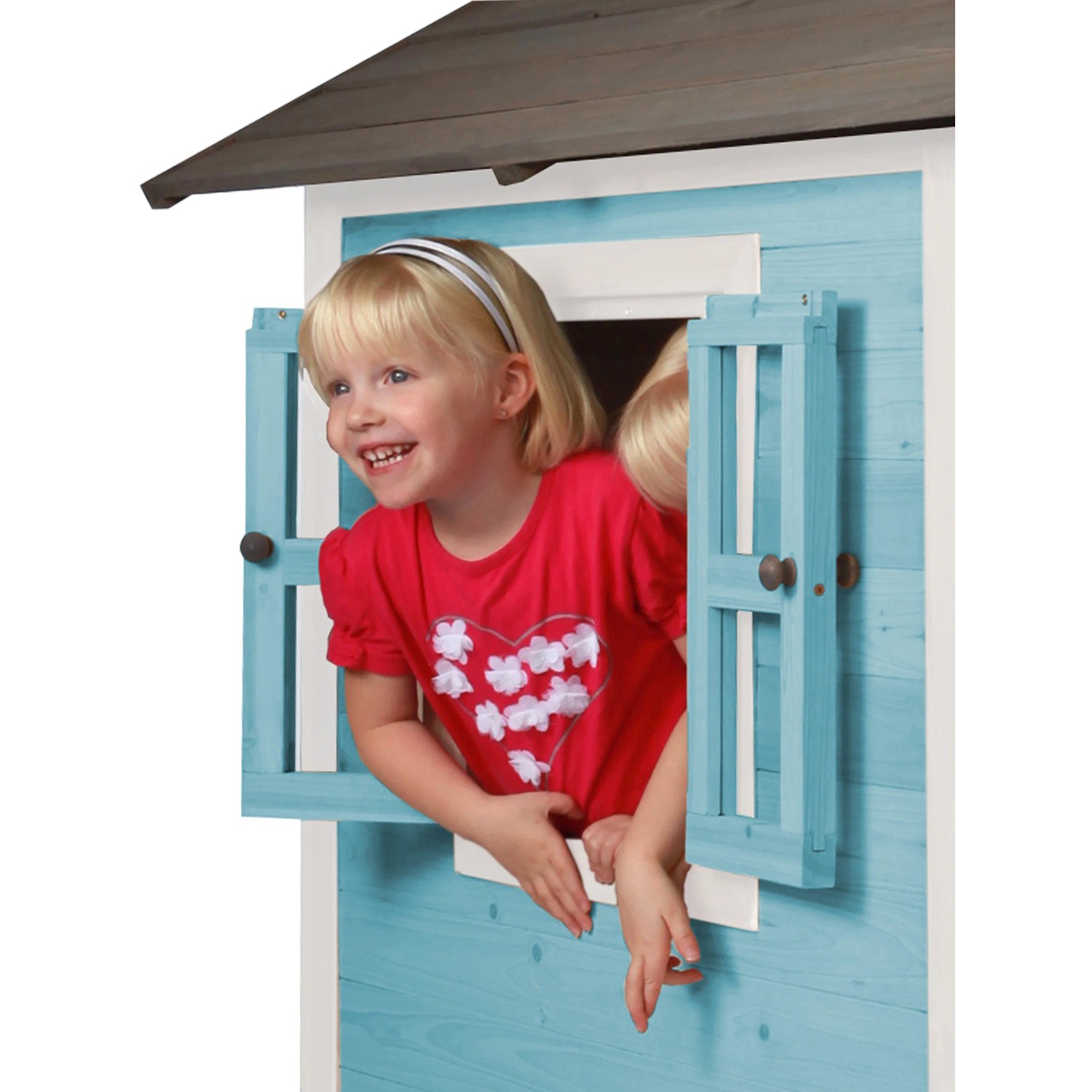 Kind im blau-weißen Axi Lodge Spielhaus. Das Holzhaus hat Fensterläden und ein graues Dach.