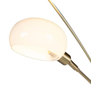 Nahaufnahme eines weißen, ovalen Lampenschirms mit leuchtender E14-Glühbirne an goldener Art Deco Stehlampe.