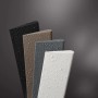 Keuco Duschabzieher in verschiedenen Farben (Schwarz, Grau, Weiß, Trüffel) mit Wassertropfen.