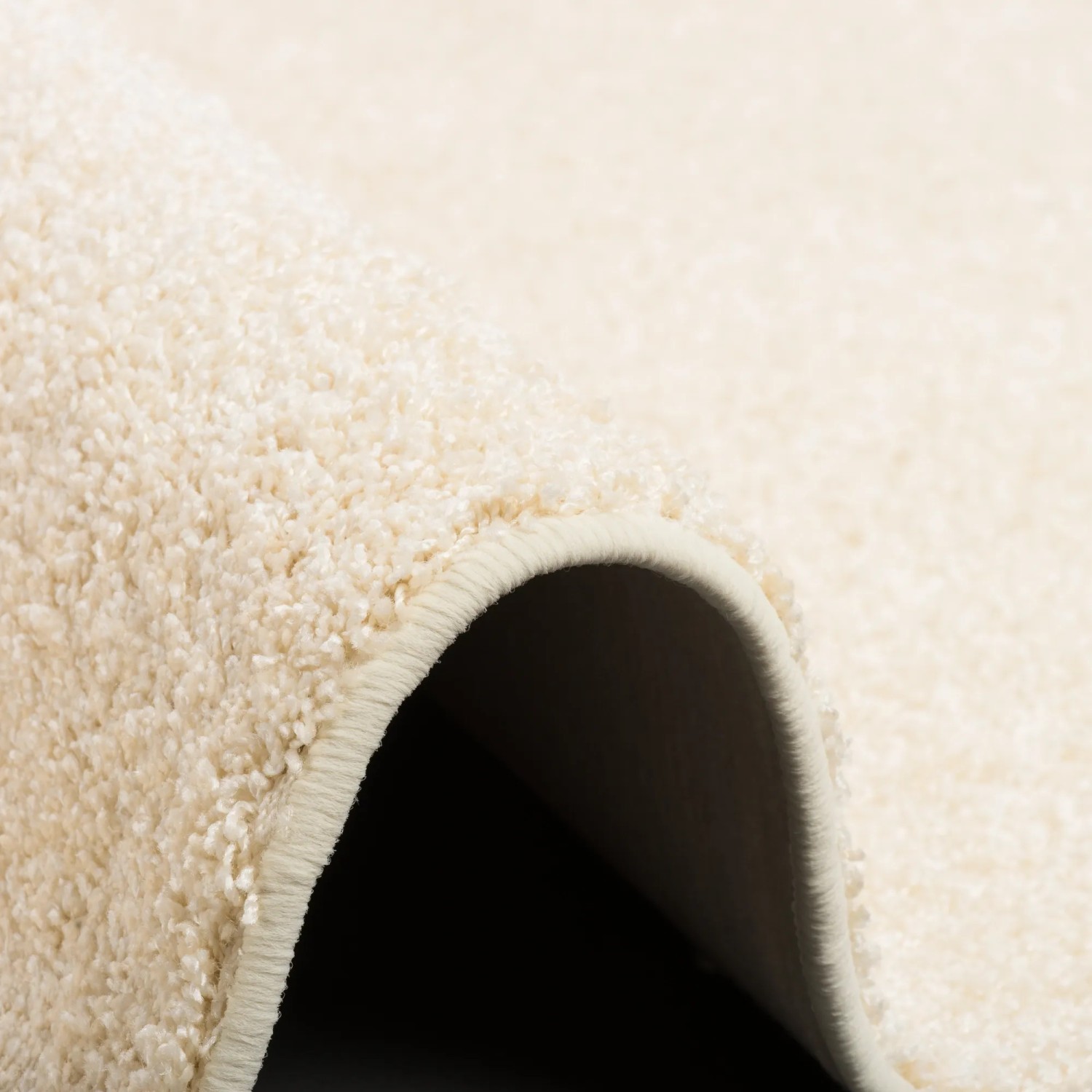 Detailansicht: Cremefarbener Snapstyle Hochflor Teppich Mona, 200x300 cm, weicher Velours.
