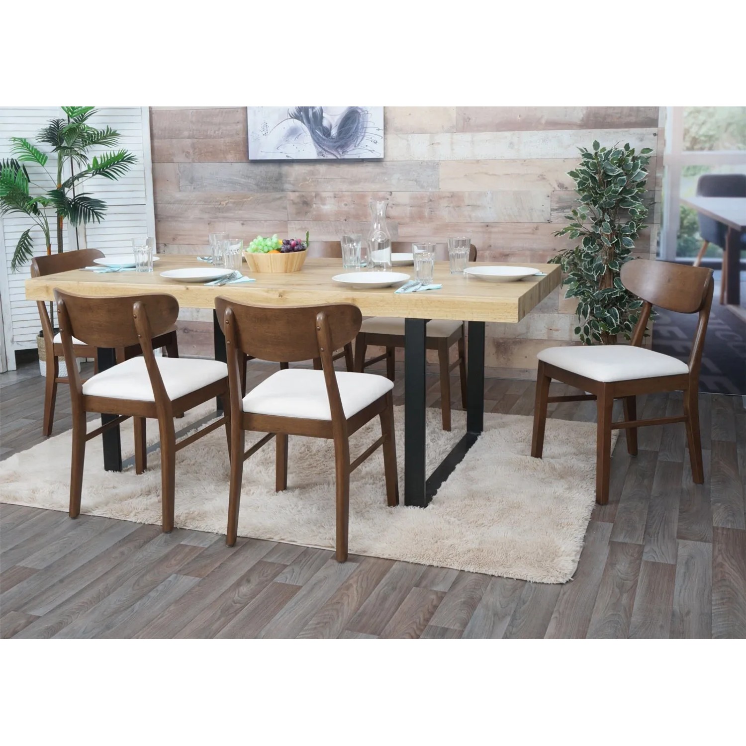 6er-Set Esszimmerstühle M59 mit dunklem Holzgestell und creme Stoffbezug am Esstisch.