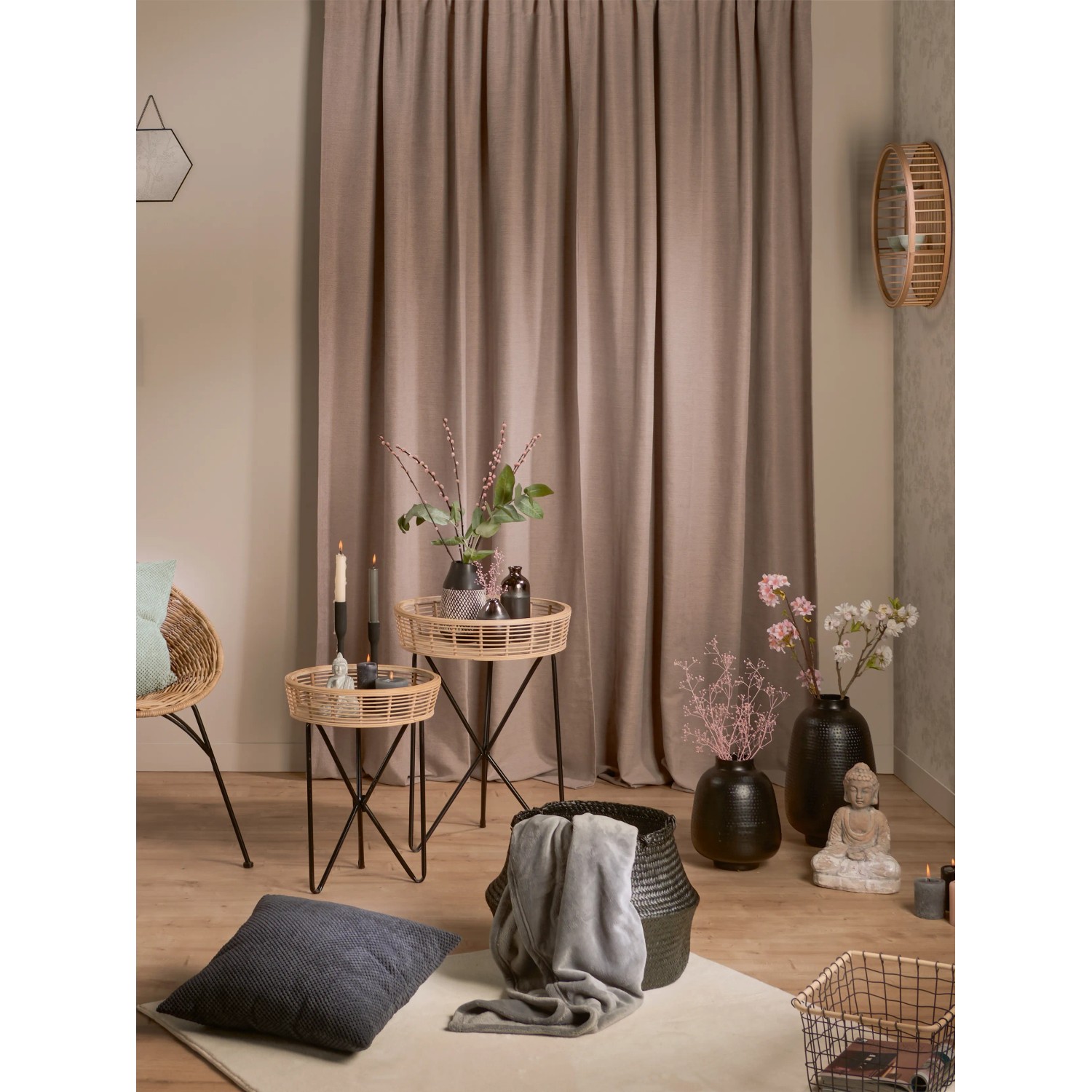 Grauer Vorhang im Zen-Stil (2er-Set, 2,45x1,40m) als Fensterdeko im Wohnraum.
