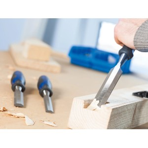 LUX-TOOLS Comfort Stechbeitel-Set, 4-teilig in Nutzung. Holzbearbeitung mit Stemmeisen.