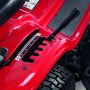 Detailaufnahme des Transmatic-Getriebes am roten Troy-Bilt Rasentraktor Pony 92T-S.