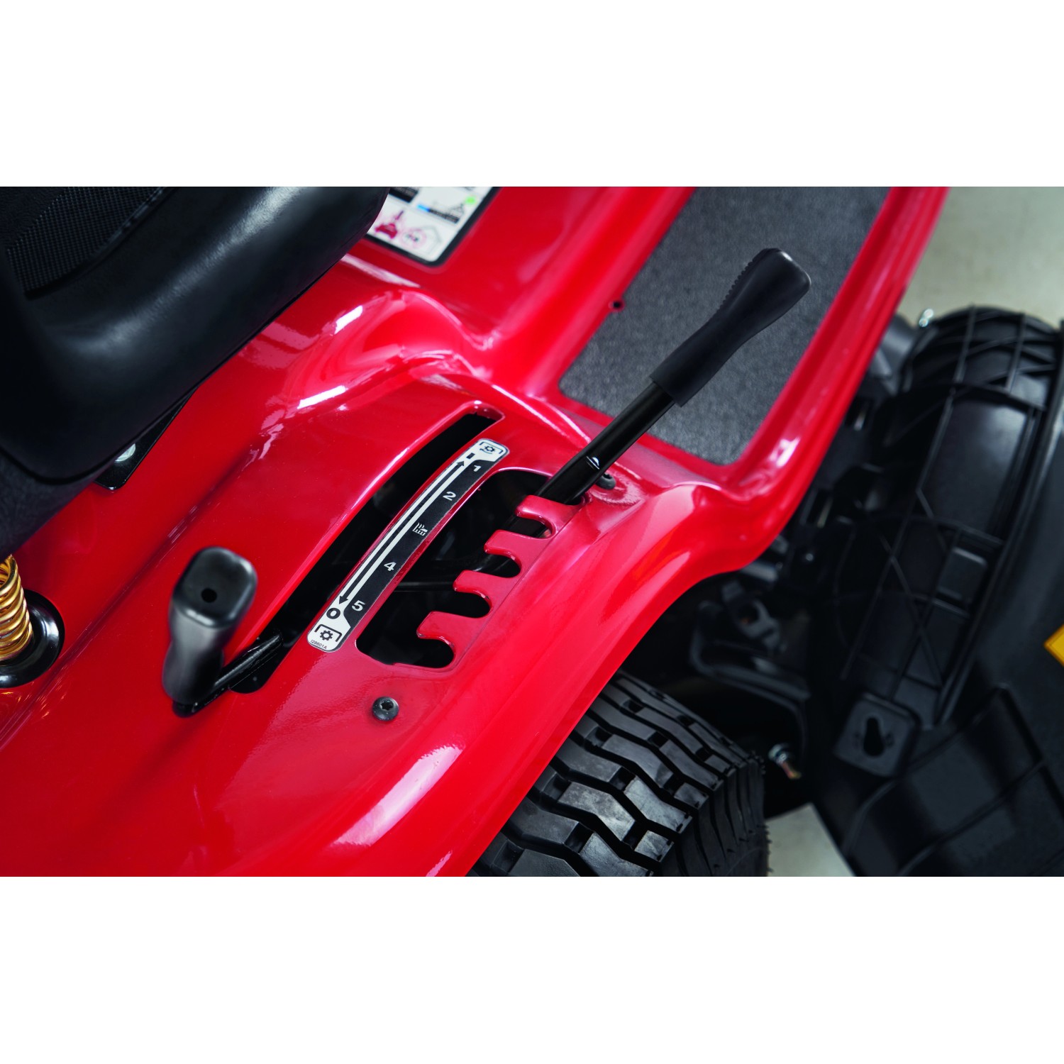 Detailaufnahme des Transmatic-Getriebes am roten Troy-Bilt Rasentraktor Pony 92T-S.
