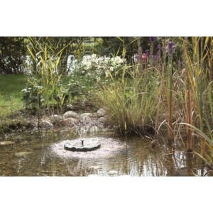 Pontec Solar-Wasserspiel PondoStar Lily Island im Gartenteich mit Seerosen-Design und Fontäne.