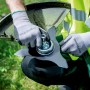 Metabo Freischneider-Aufsatz MA-FS 40 mit Messer im Einsatz, Nahaufnahme.