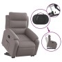 Taupe Relaxsessel mit elektrischer Aufstehhilfe und Liegefunktion aus Stoff. Seitentasche und Bedienfeld.
