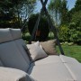 Hollywoodschaukel Relax Smart Sand mit Liegefläche, Kissen und Stahlrohrgestell im Garten.