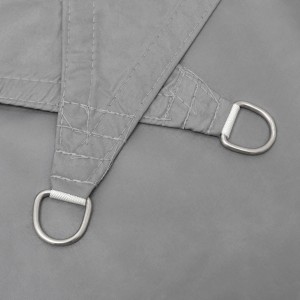 Detailansicht eines grauen, quadratischen AMANKA Sonnensegels mit Edelstahl-Befestigungsringen.