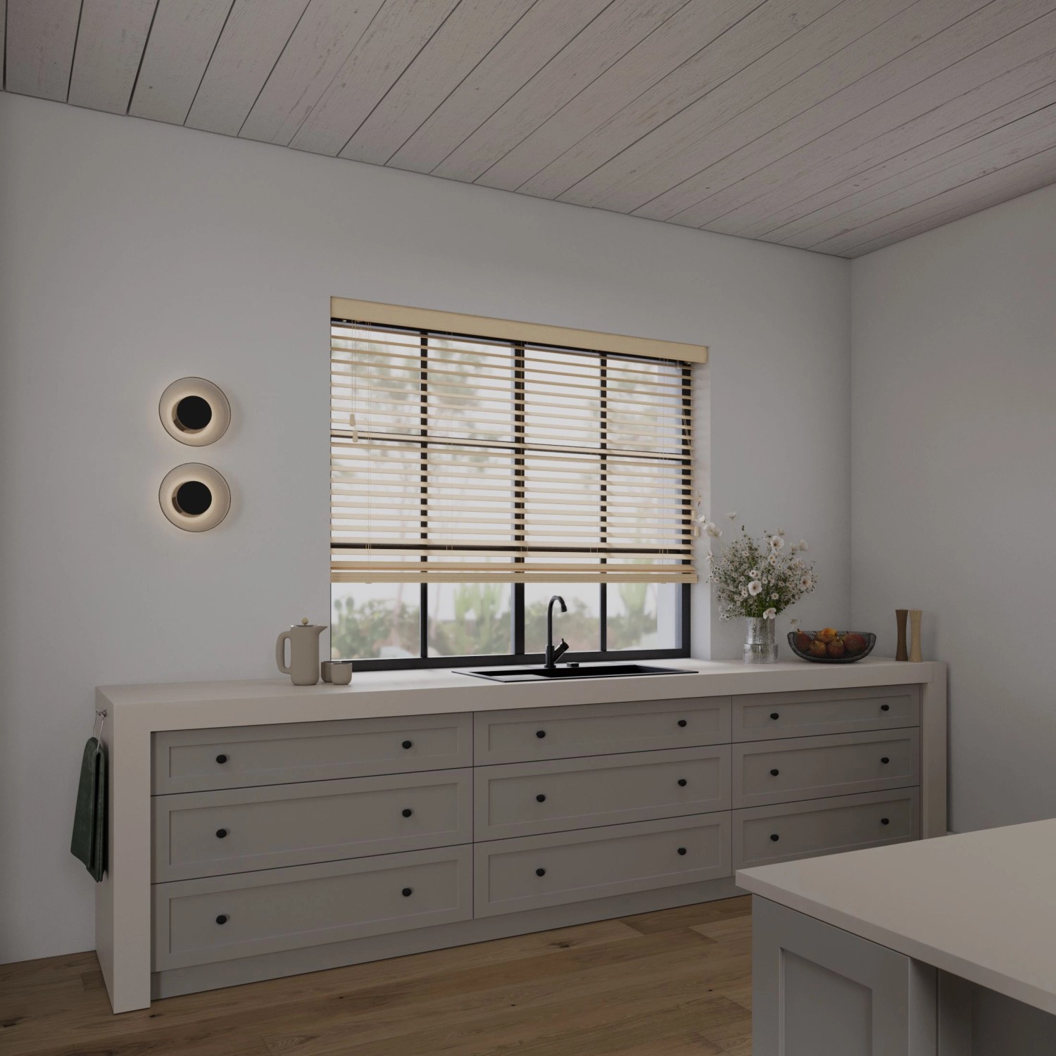 Cocoon Holzjalousie Naturel 210x240 mit 50mm Lamellen am Fenster im Küchenambiente.