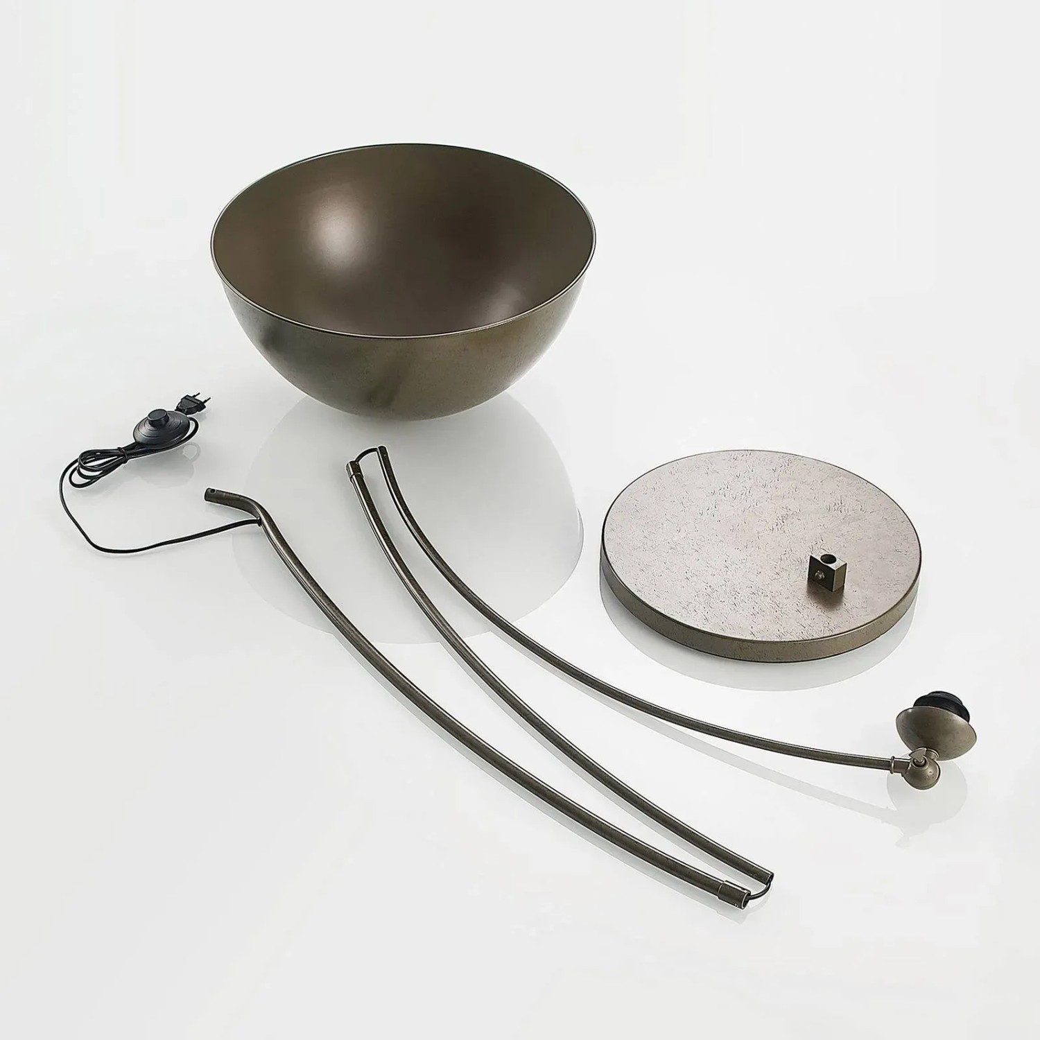 Lindby Bogenlampe Jonera, Einzelteile: Schirm, Ständer, Fuß, Kabel mit Schalter.