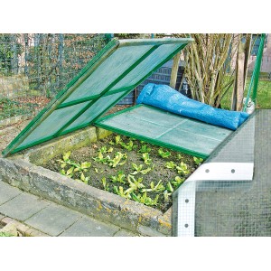 Heissner PE-Gitterfolie (Breite 2m) schützt Pflanzen im Beet unter grünem Rahmen.