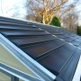 Detailaufnahme des braunen Skylight Gerätehauses (1.9 x 3) von Palram Canopia, Fokus auf das Dach.