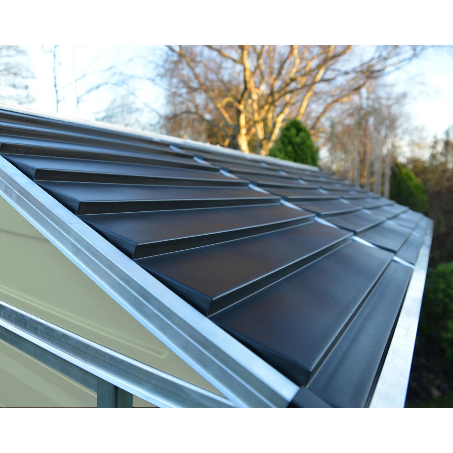 Detailaufnahme des braunen Skylight Gerätehauses (1.9 x 3) von Palram Canopia, Fokus auf das Dach.