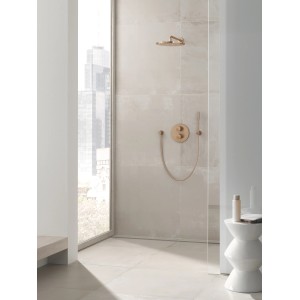 Grohe Rainshower Cosmopolitan 310 Kopfbrause-Set, Warm Sunset gebürstet, im modernen Badezimmer.
