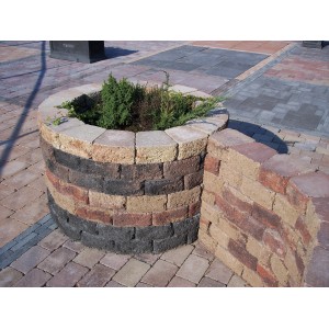 Rundes Mauerbeet aus Pilestone Mauersteinen in rot-orange, ideal für den Garten.