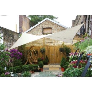 Cremefarbenes Perel Viereck-Sonnensegel 500x500 cm spendet Schatten im Garten.