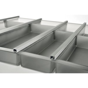 Ninka Cuisio Besteckeinsatz Graphit: transluzente Kunststoffschalen, silberne Aluminiumprofile für Schubladenorganisation.