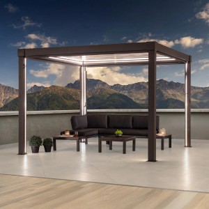 Anthrazitfarbene Sunjoy Multi-Pergola Matterhorn mit LED-Beleuchtung und Gartenmöbeln.