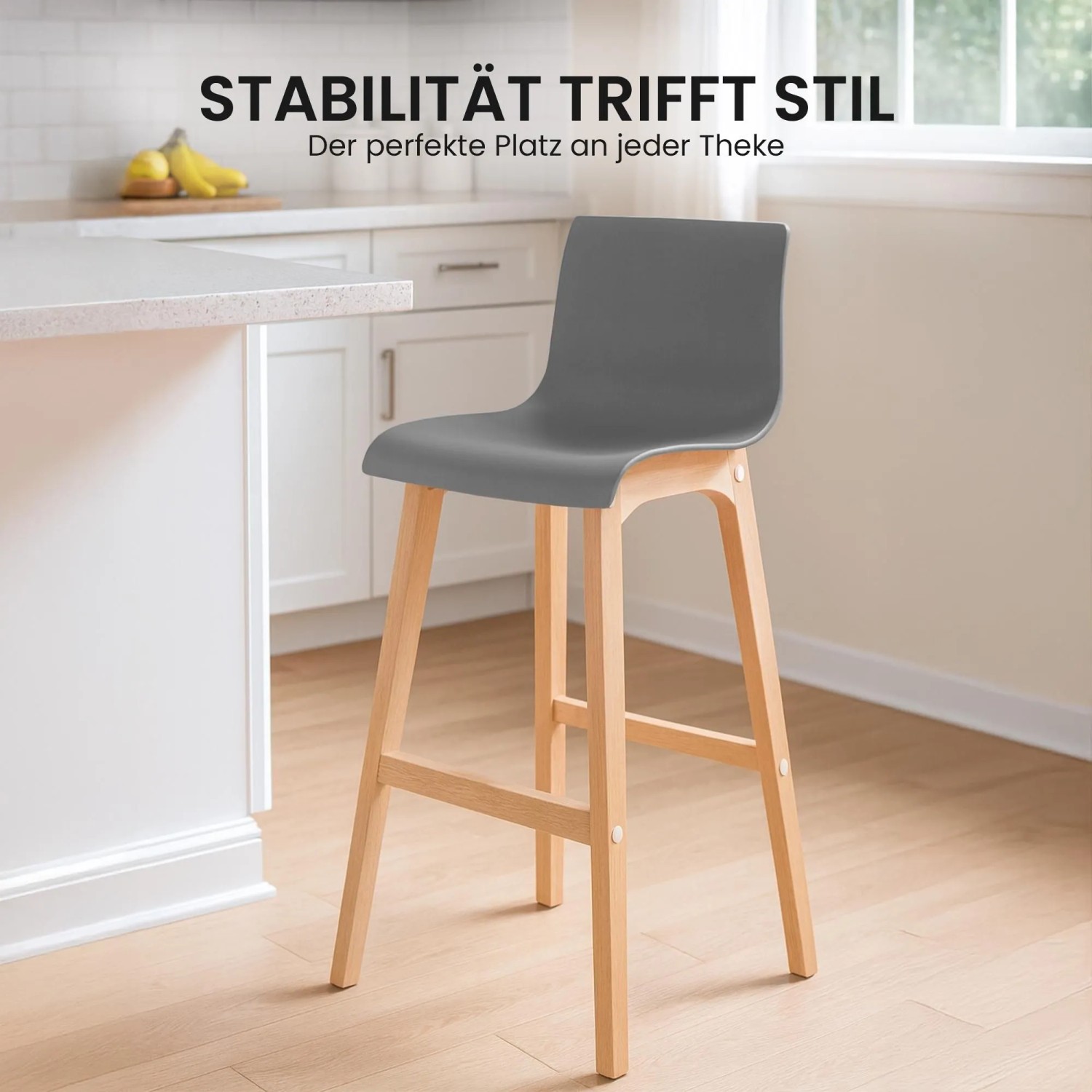 Moderner grauer CLP Barhocker mit Kunststoffschale und hellem Holzgestell an einer Küchentheke. Ideal für Tresen.