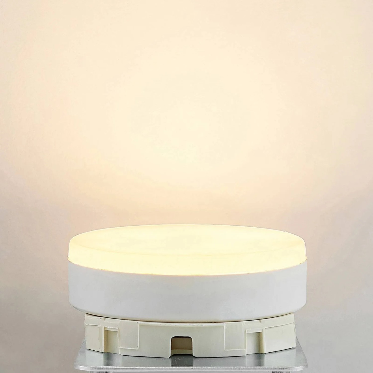 Weiße Arcchio GX53 LED Lampe 10W aus Kunststoff, rund, warmweiß leuchtend, opale Abdeckung.