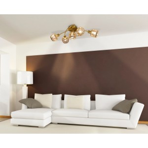 Goldene, 5-flammige LED-Deckenleuchte Josefa von Näve über Sofa im Wohnzimmer.