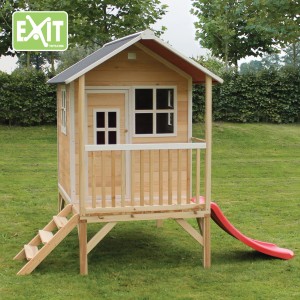 EXIT Loft 300 Holzspielhaus in Natur mit Rutsche und Treppe im Garten.