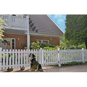 Weißes Kunststoff-Vorgartentor Lightline (100x80cm) mit Hund vor einem Haus.