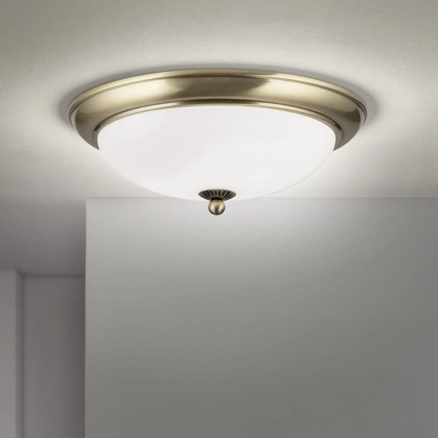 Antike Deckenleuchte Empira Ø 35cm von Orion Leuchten mit mattiertem Glas und Metallrahmen.