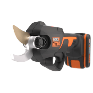 Worx Akku-Astschere Nitro in Schwarz-Orange mit offener titanbeschichteter SK5-Klinge für Äste.